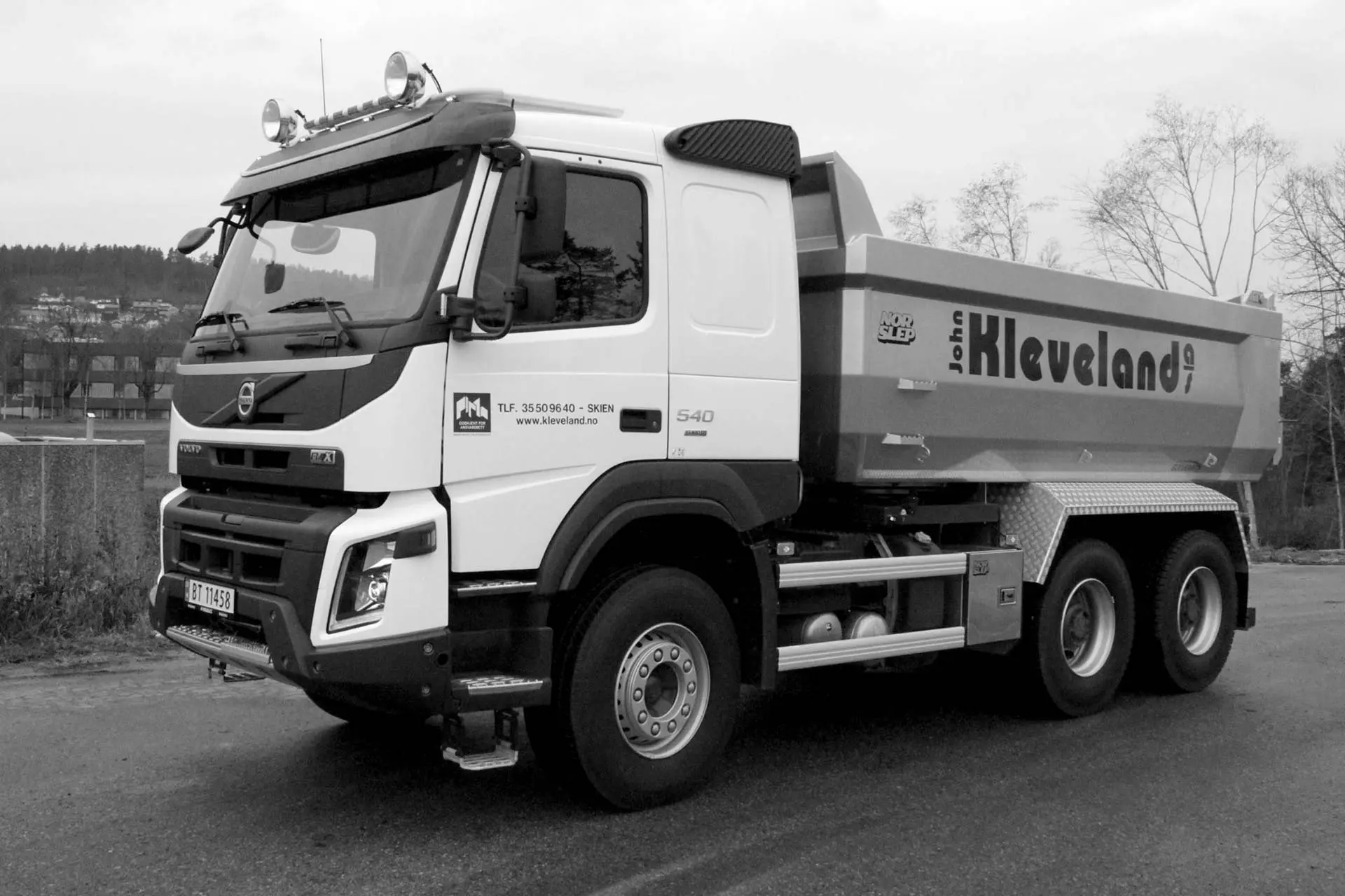 Fremsiden 1 Fremsiden - john kleveland volvo lastebil sort hvitt